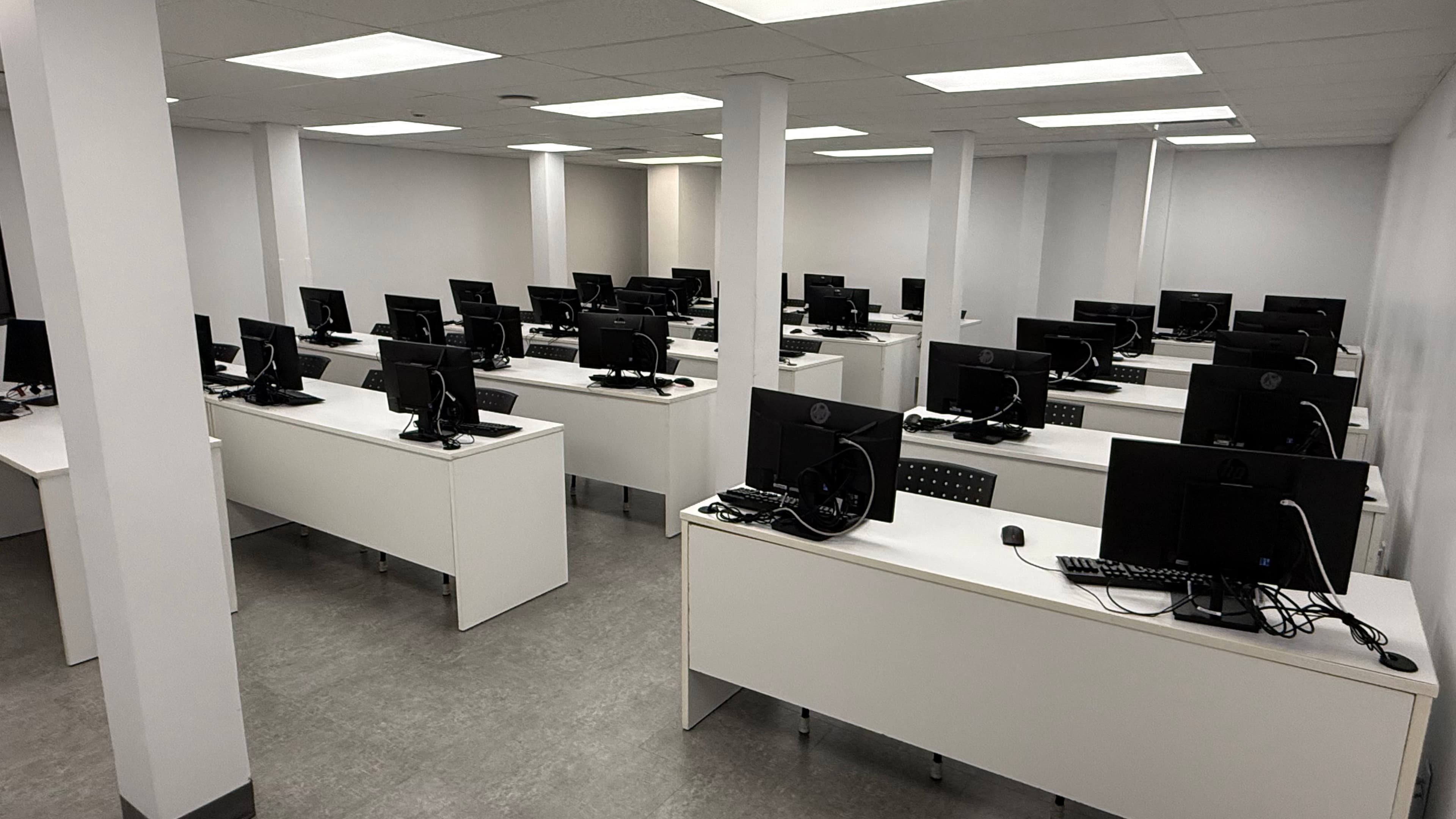 Salle de formation équipée d’ordinateurs