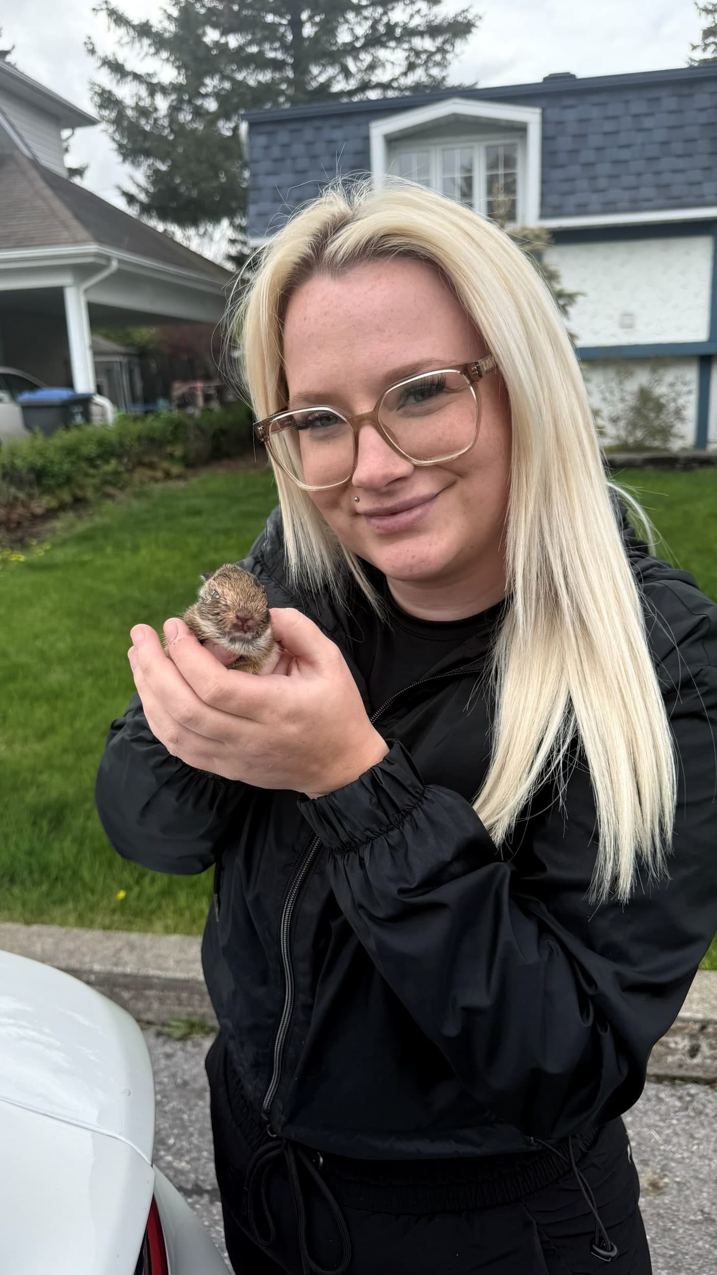 Une participante tient un jeune lapin sauvé